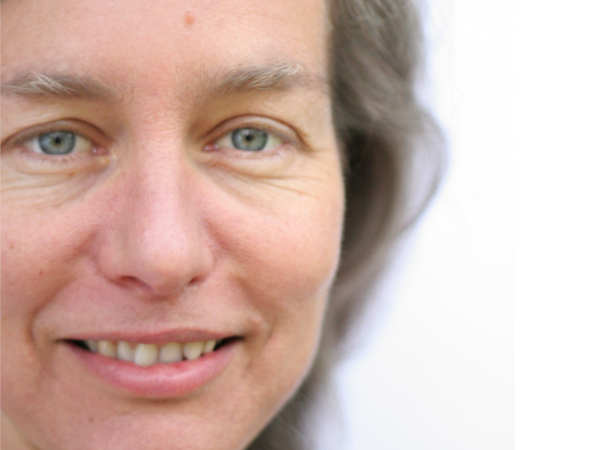 Frau führt Systemisches Führungskräfte-Coaching für nachhaltige Organisationsentwicklung und individuelles Wachstum durch und hält Augenkontakt.