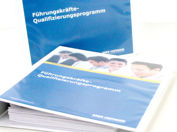 Bild: Ordner Programme zur Qualifizierung für Führungskräfte | ANKE HOFMANN Leipzig München