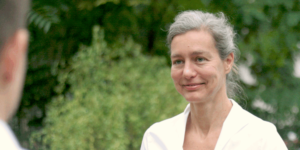 Dr. Anke Martin im Grünen in einer Coachingsituation