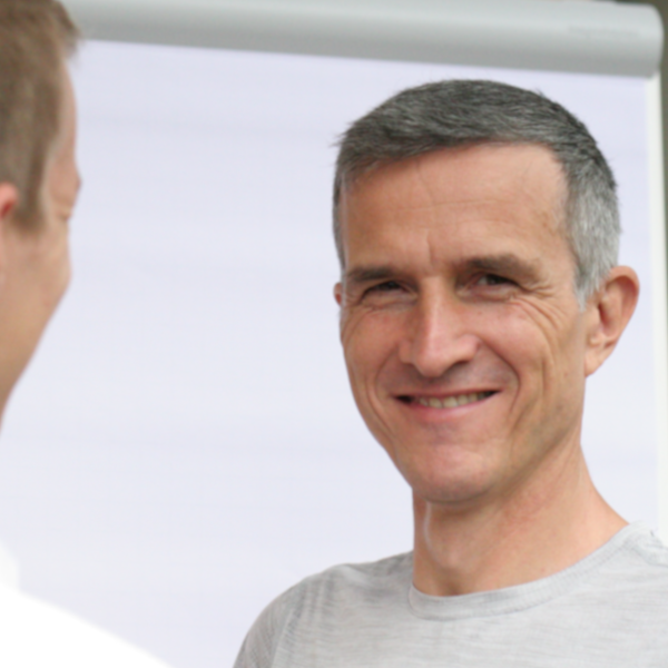 Alexander Martin in einer Coachingsituation schaut in die Kamera