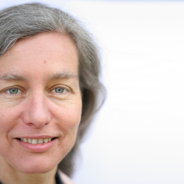 Dr. Anke Martin im Profilbild lächelt in die Kamera