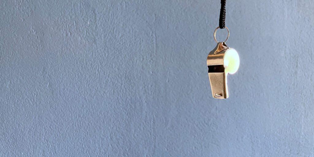 Trollerpfeife vor blauer Wand