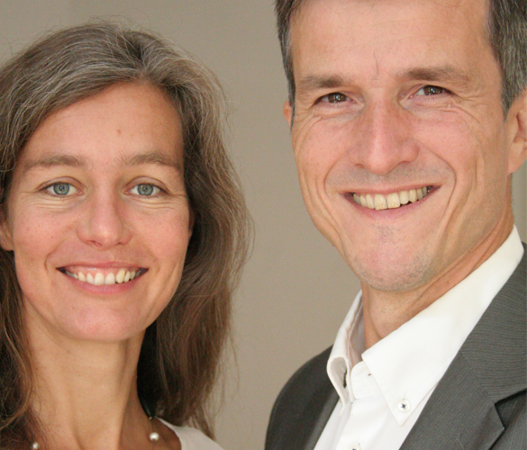Dr. Anke und Alexander Martin schauen in die Kamera