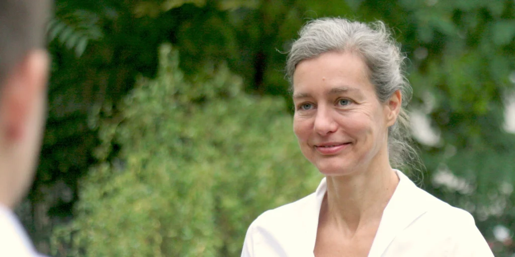 Dr. Anke Martin im Grünen in einer Coachingsituation
