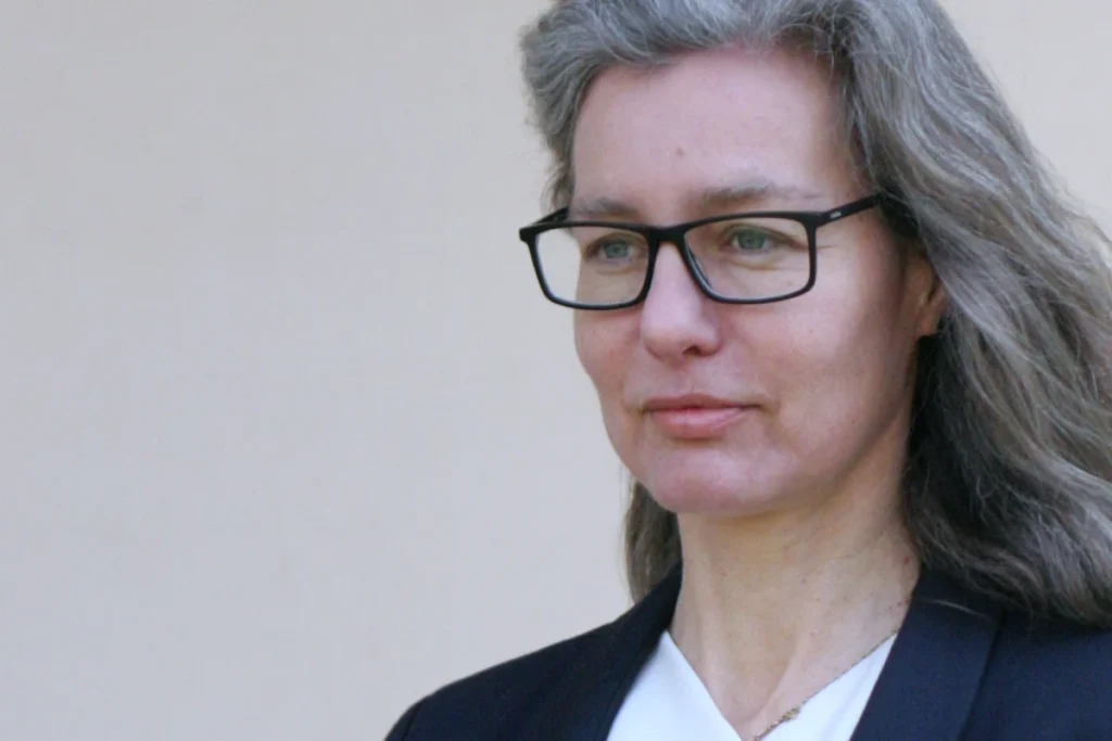 Dr. Anke Martin im Halbprofil
