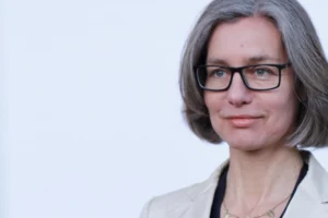 Dr. Anke Martin im Halbprofil