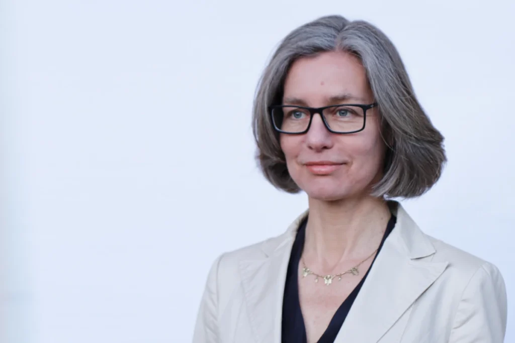 Dr. Anke Martin im Halbprofil