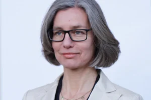 Dr. Anke Martin im Halbprofil